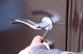 Замена дверной ручки металлической двери в Арамиле