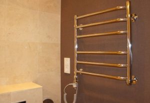 Установка электрического полотенцесушителя в ванной в Арамиле